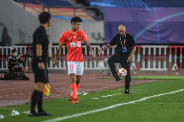 中国男篮81-82输球，两大问题明显，球员评分出炉：焦泊乔9.5分邹阳3.5分